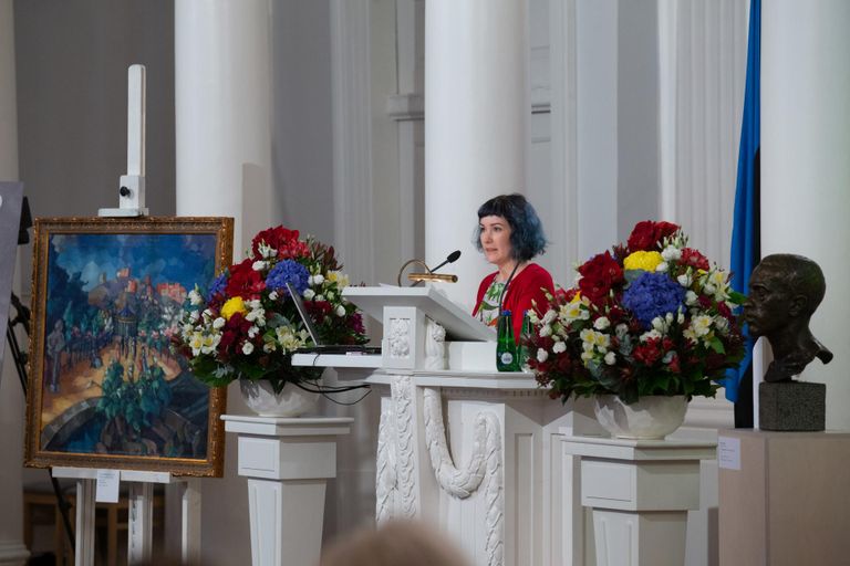 Kunstiteadlane Lola Annabel Kass pidas ettekande Tartu ülikooli aulas konverentsil «Konrad Mägi 140».