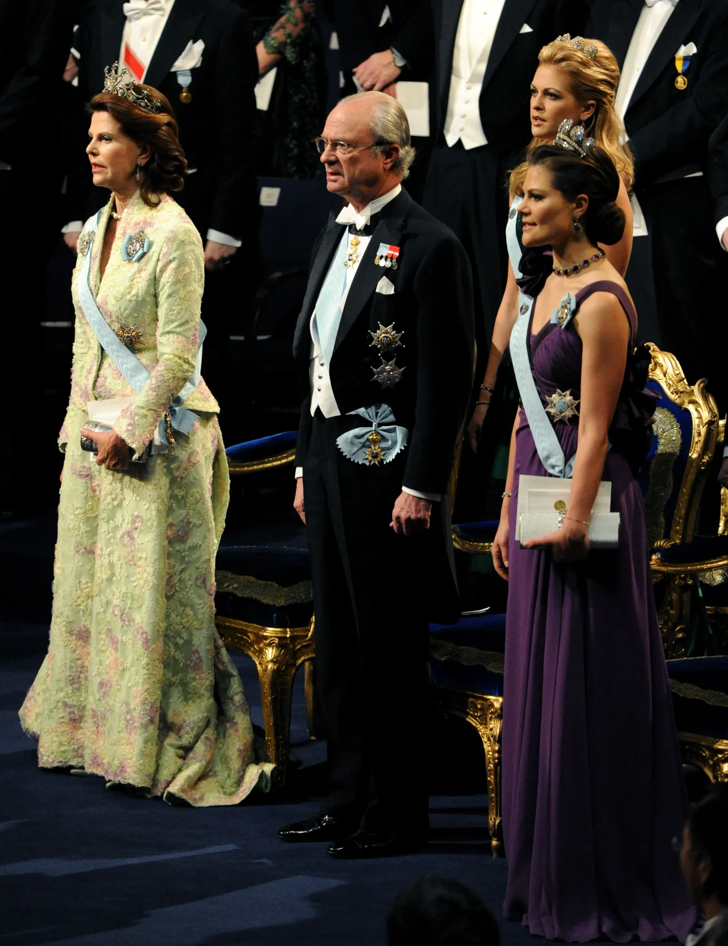 Rootsi kuninglik perekond - kuninganna Silvia, kuningas Carl XVI Gustav, kroonprintsess Victoria ja printsess Madeleine. Fotolt puudub prints Carl Philip