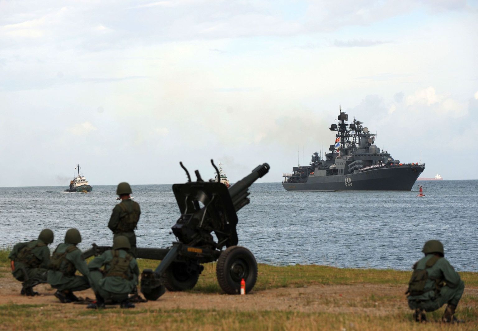 Venezuela mereväelased vaatamas haubitsa kõrval lähenevat Vene allveelaevahävitajat Admiral Tšabanenkot.