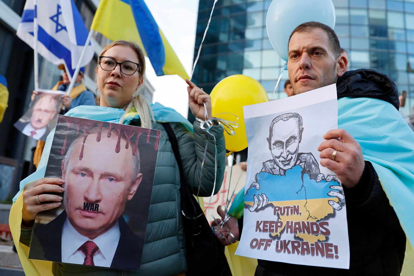 Cilvēki Telavivā protestē pret Krievijas iebrukumu Ukrainā