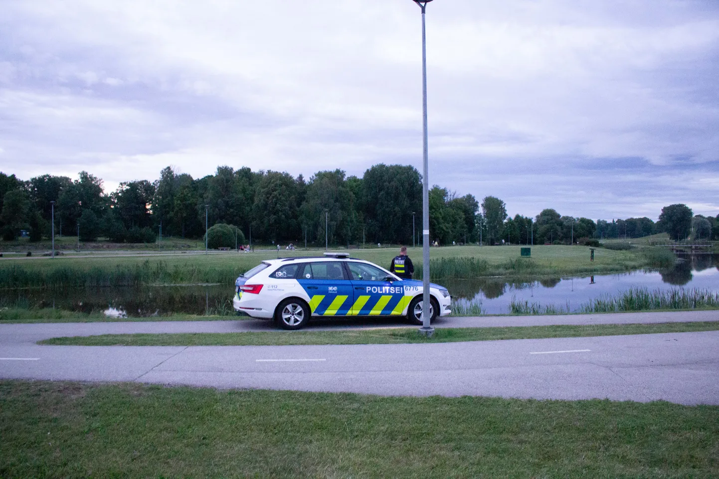 Valgas uppus mees Pedeli jõkke. Veidi pärast kella 22 oli sündmuspaigal veel üks politseiauto.