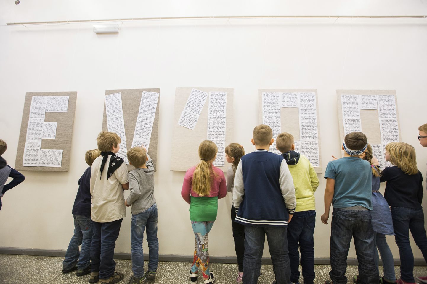 Haljala kooli direktor Inge Laiv kirjutas käsitsi üles kõik oma kooli 300 inimest.