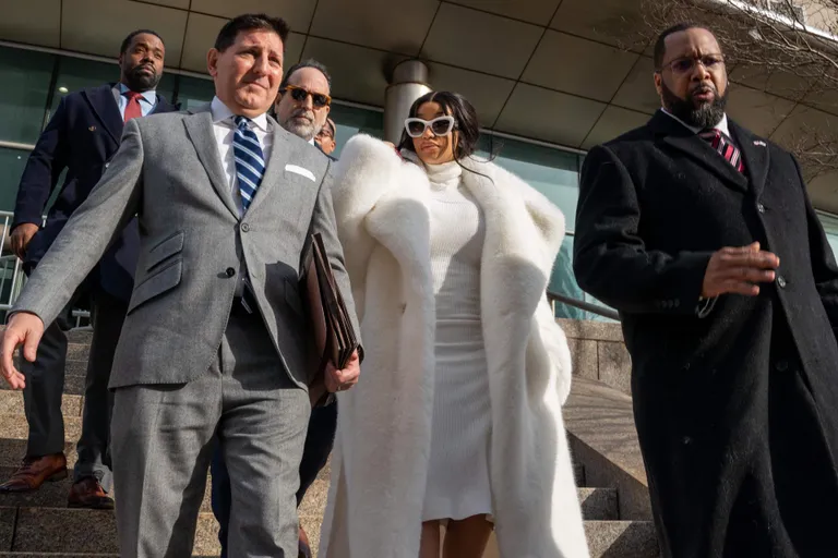 Cardi B kandis kohtus pilkupüüdvalt luksuslikku riietust.