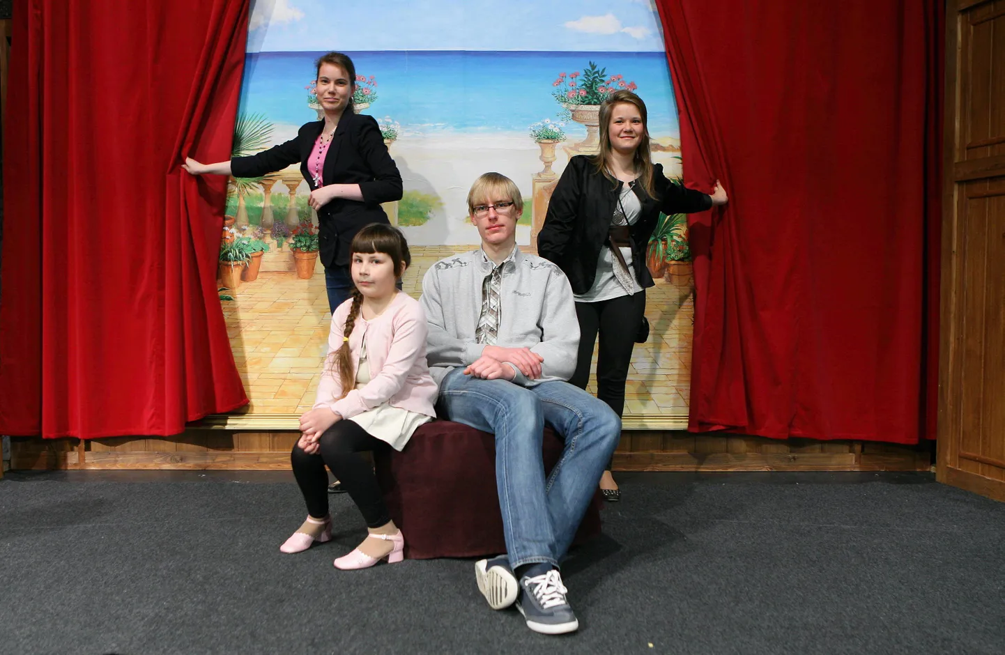 Teatriteemalise omaloominguvõistluse võidutööde autorid Maarja Salu, Marta Pajo (seisavad), Lisethe Raidsalu ja Karl Mitt võisid pärast auhindade kättesaamist piiluda kostüümiladudesse ja tunnetada, kuidas on olla suurel laval.
