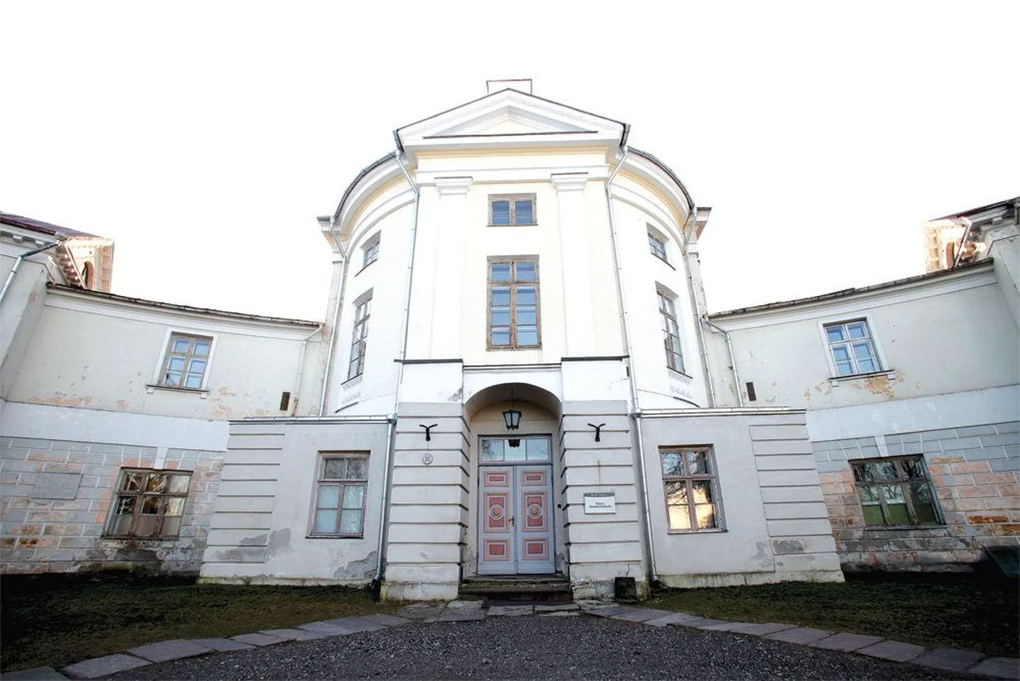 Vana anatoomikum Toomel on Eesti arstiteaduse vundament. Paljud siin tehtud avastused kinnistusid anatoomiaterminiteks ka maailma meditsiiniajaloos. Praegu seisab kunagine teenekas õppehoone kurva ja väsinuna. Akadeemilise elu pärand vajab turgutavat vitamiini, et siis jälle kultuuripärlina särada. Kuuldavasti on mõttetalgud alanud.