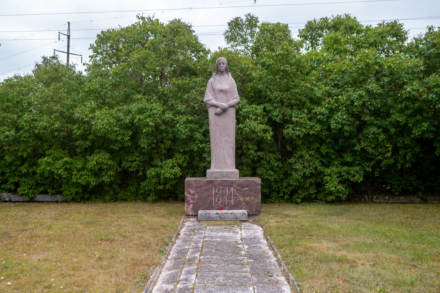 “LEINAV EMA”: Graniidist monument seisab väinatammi juures kümne langenu ühishaual.