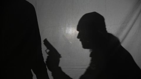 Kiviõlis vehkis mees noaga ja relvataolise esemega