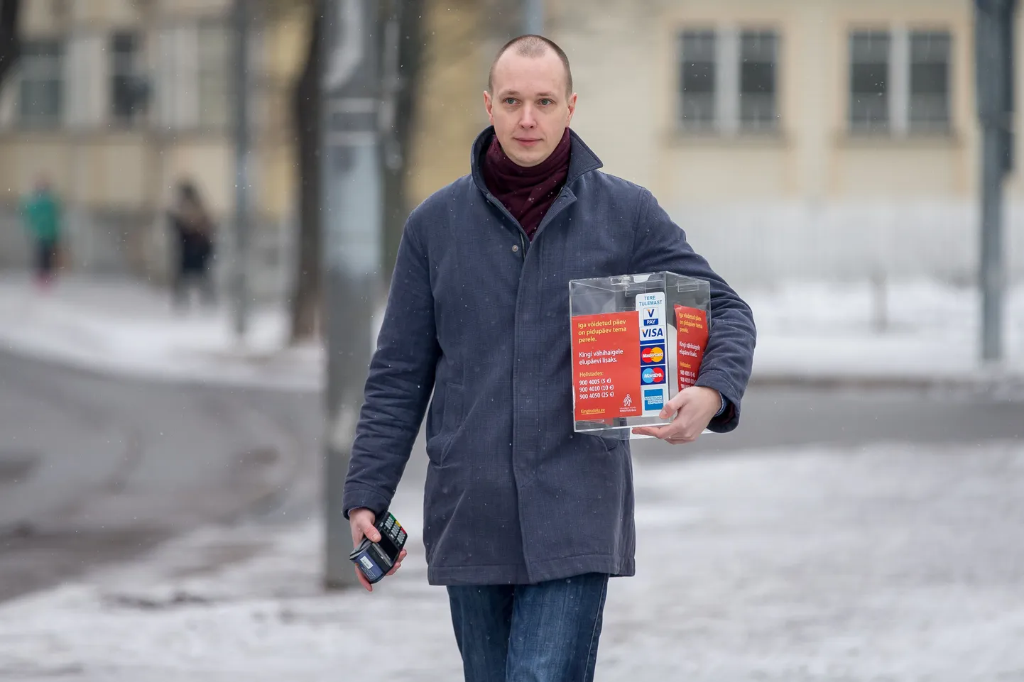 Toivo Tänavsuu vähihaigetele annetusi kogumas.