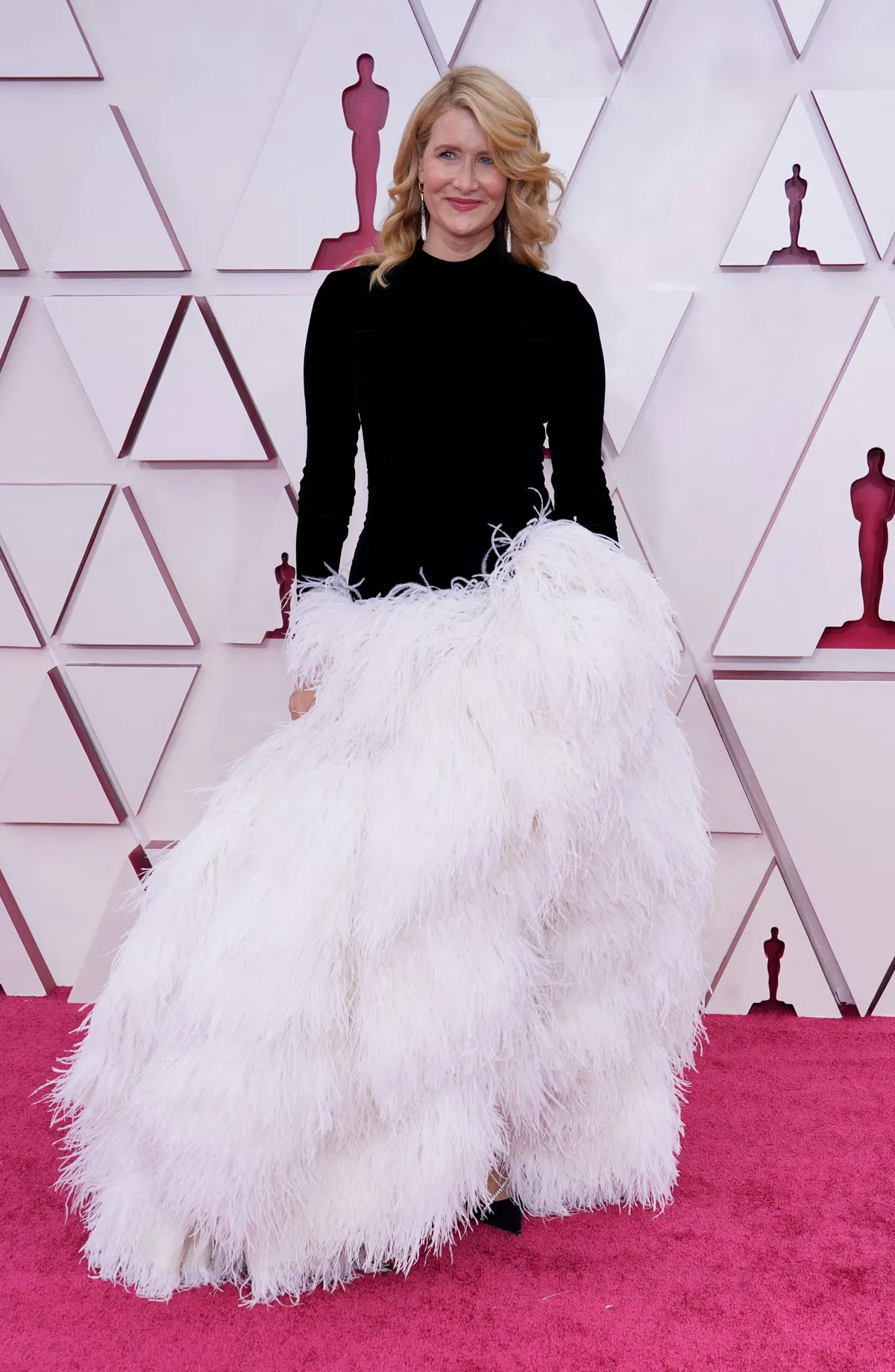 Lora Derna (Laura Dern)/ Oscar de la Renta