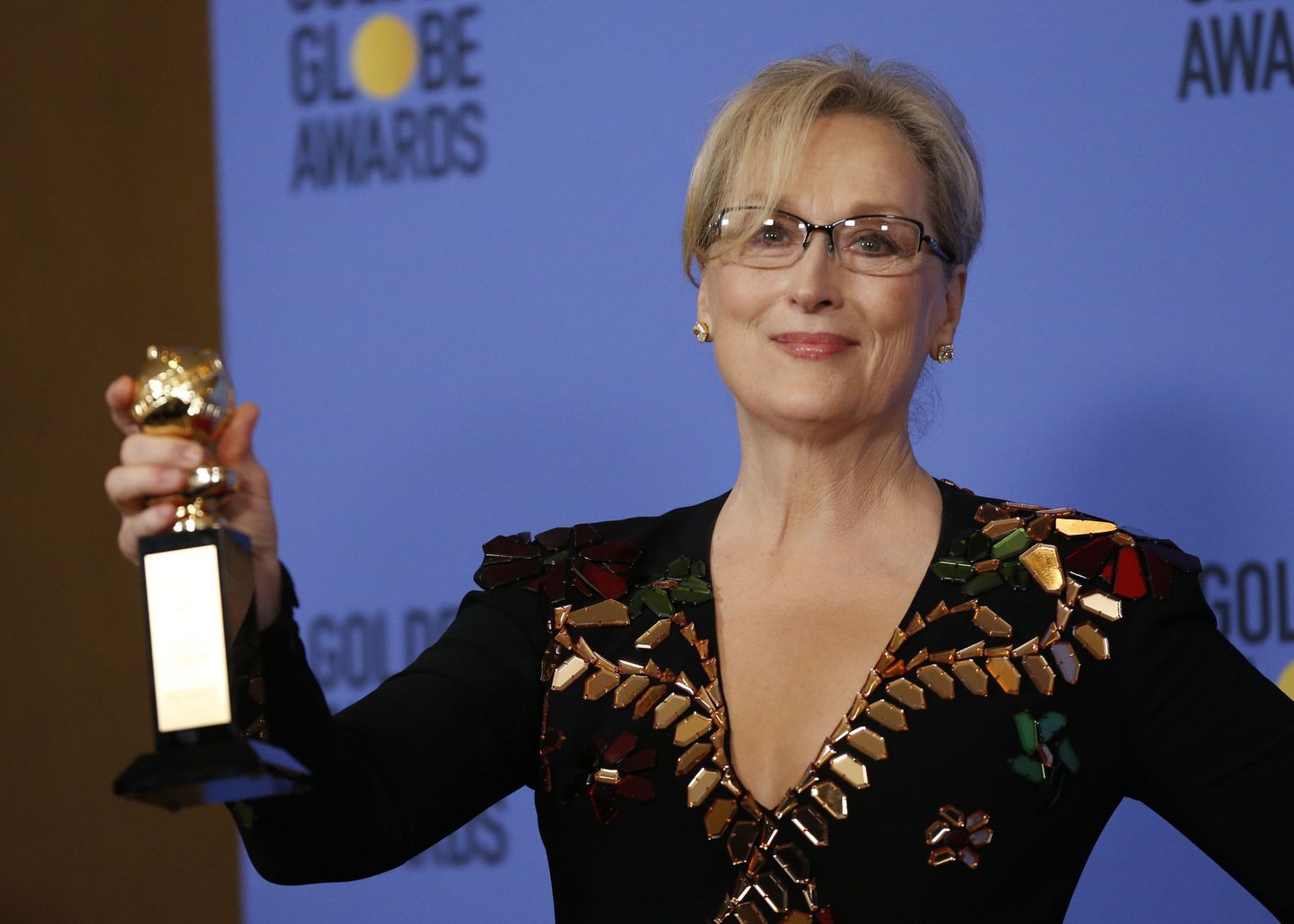 Meryl Streep holds the Cecil B. DeMille Award during the 74th Annual Golden Globe Awards in Beverly Hills, California, U.S., January 8, 2017.  REUTERS/Mario Anzuoni
