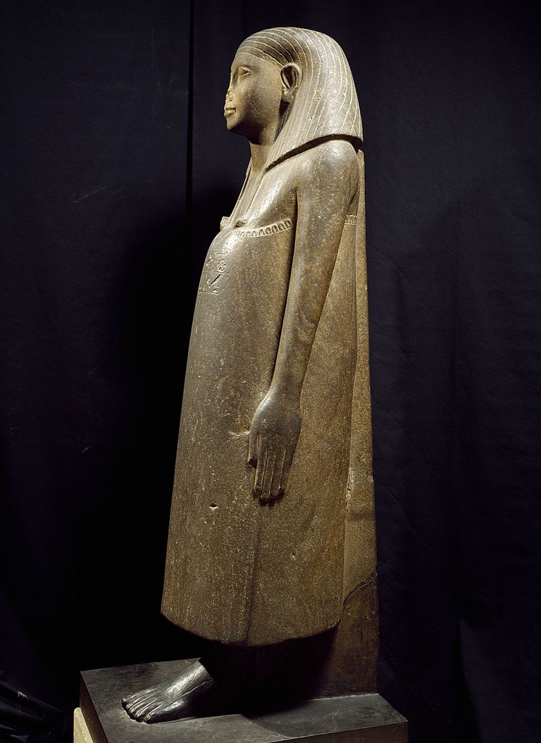 Египетская статуя: естественно, нос отбит