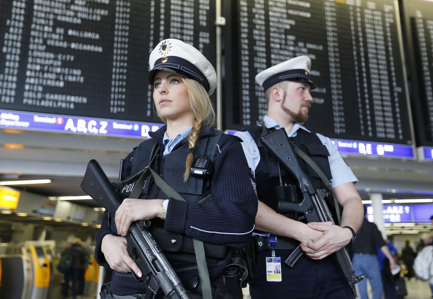 Politseinikud Frankfurdi lennujaamas.
