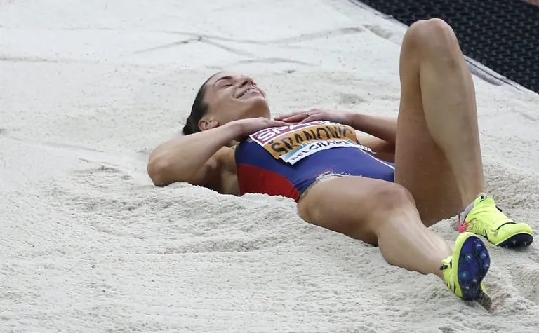 Ivana Španovic kuldmedali üle rõõmustamas.