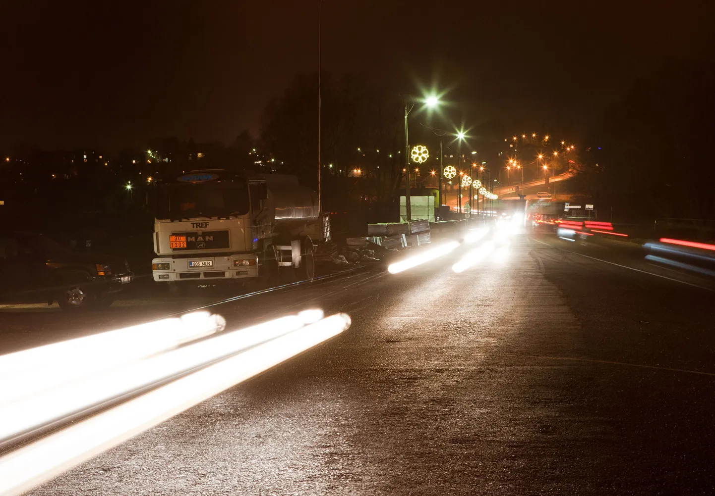 Pimedal ajal pimestavad vastutuleva sõiduki tuled autojuhti