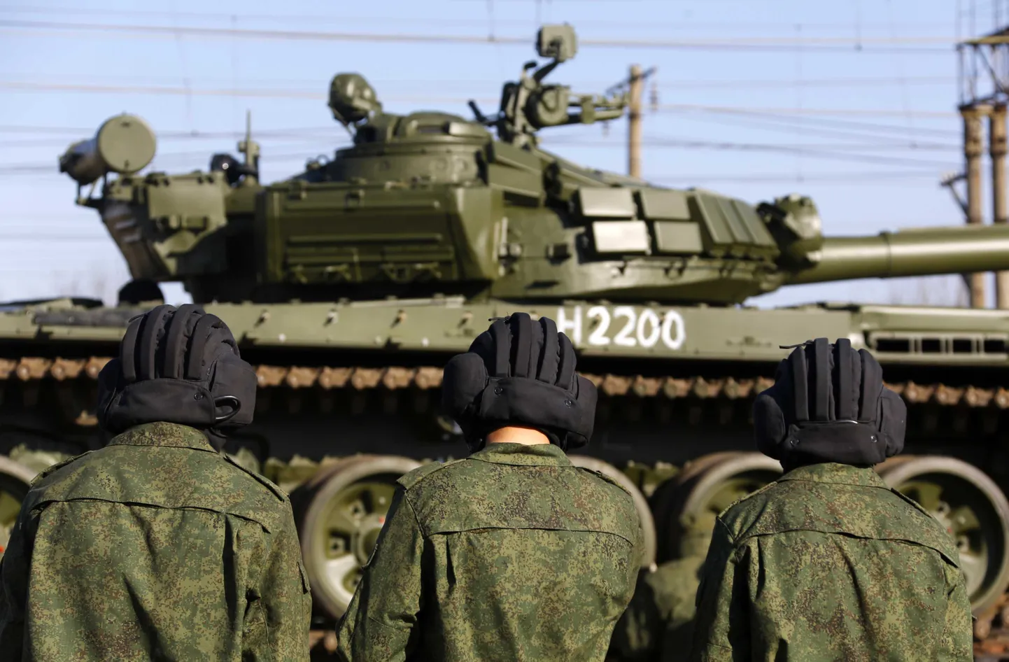 Vene tankistid vaatamas Krimmi saabuvaid tanke.