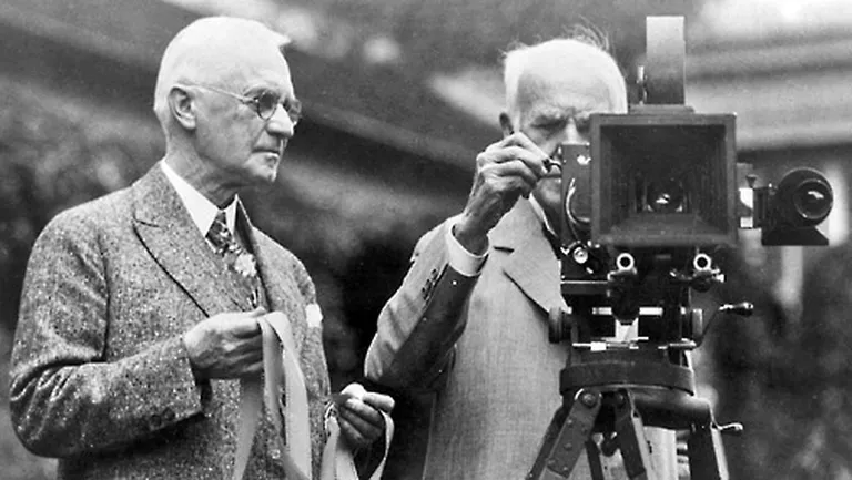 Džordžs Īstmans (no kreisās) un Tomass Edisons, starp kura zināmākajiem izgudrojumiem ir kvēlspuldze un kino kamera 