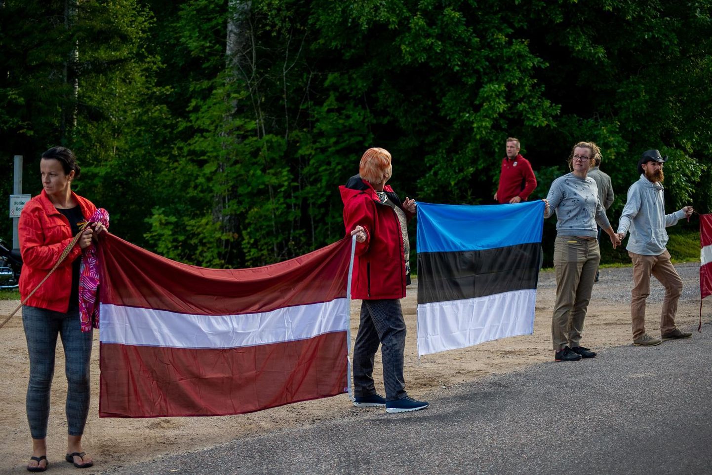 Läti ja Eesti lipud möödunud aasta Balti keti mälestusüritusel Lilli-Ungurini piiripunktis.