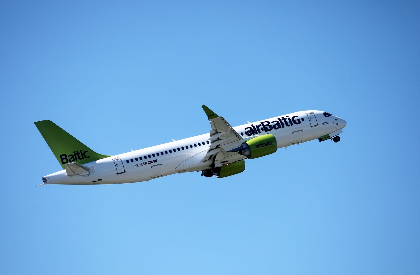 "airBaltic" lidmašīna.