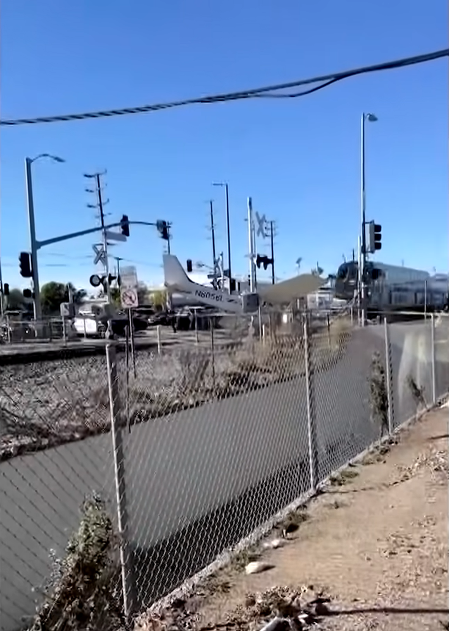 Los Angelese politsei suutis piloodi viimastel hetkedel rongi eest päästa.