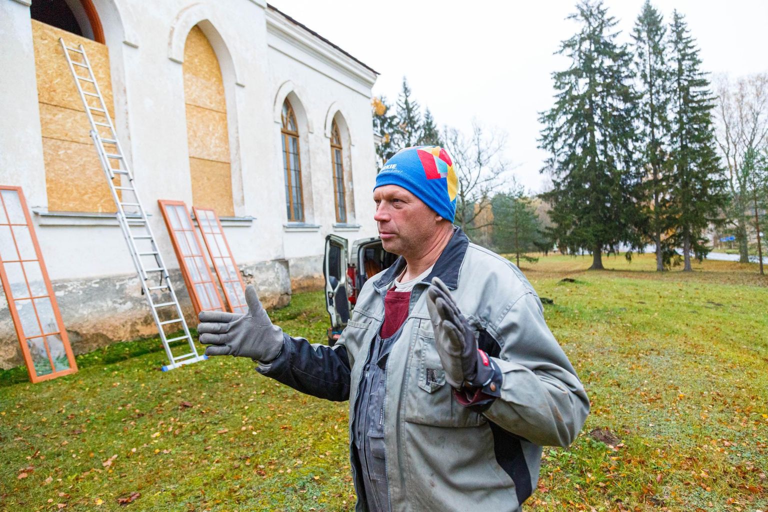 Meelis Maidla sõnul on Hargla kiriku akendest restaureerimise käigus välja tulnud nii püssikuule kui granaadikilde.