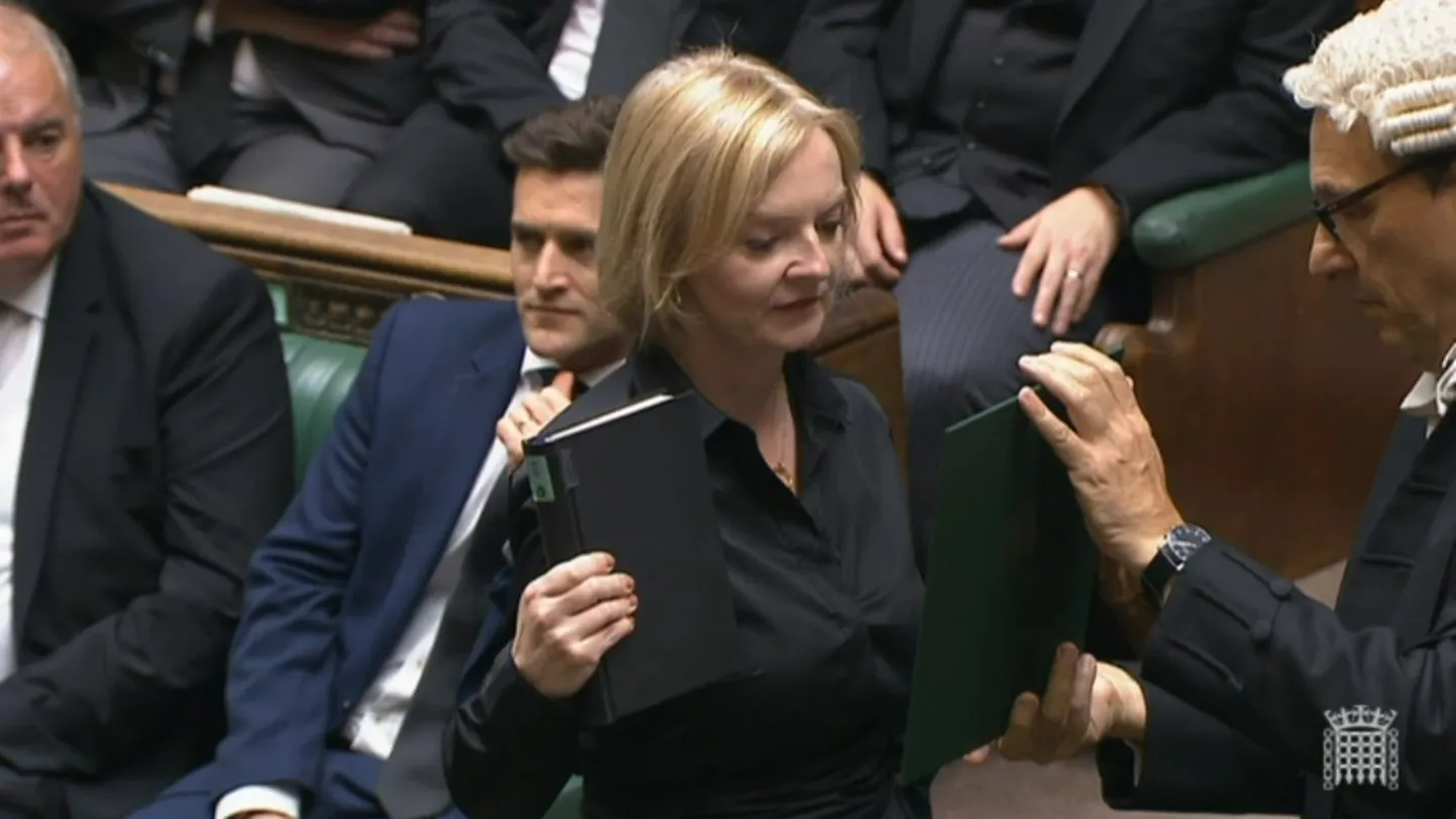 Briti peaminister Liz Truss kuningas Charles III-le truudusevannet andmas.