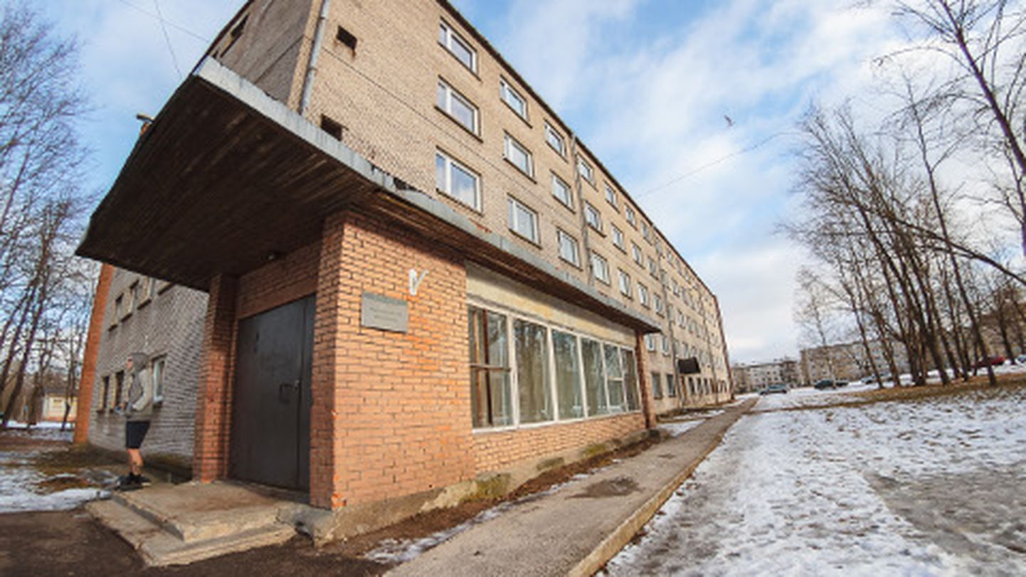 Kerese 14a asuv TÜ Narva kolledži ühiselamu on suures vastuolus uue õppehoonega. Naabrusse kerkiv sisekaitseakadeemia õppe- ja majutuskeskus saab teiseks koduks ka Narva kolledži tudengitele.