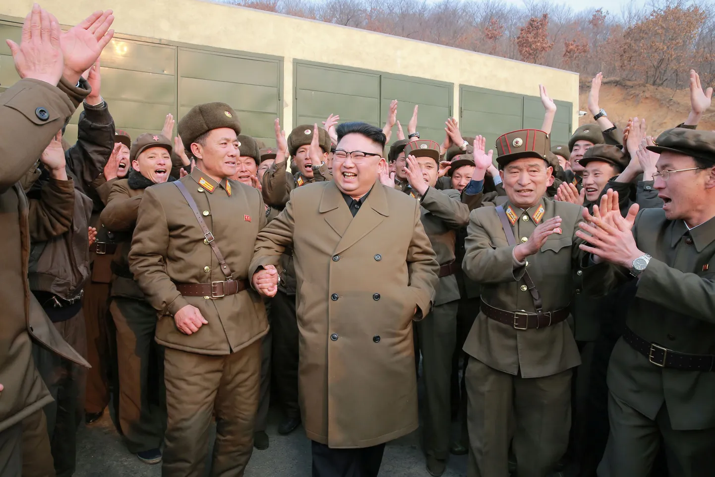 Kim Jong-un ja sõjaväelased pärast edukat raketimootori katsetust