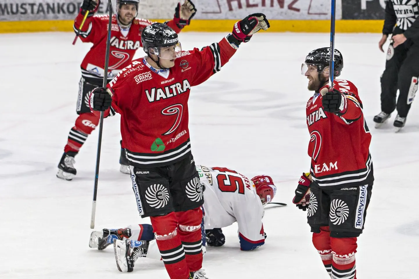 Robert Rooba (vasakul) tähistamas koos Mikko Mäenpääga (paremal).
