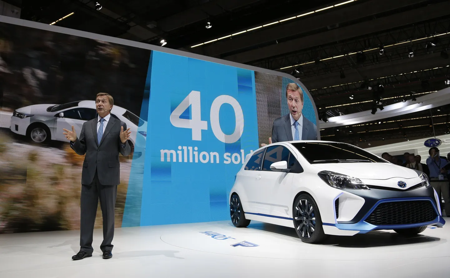 Toyota Motor Europe'i tegevjuht Didier Leroy tutvustamas Frankfurdi automessil Toyota Yarise hübriidversiooni. Leroy tõuseb nüüd esimese mitte-jaapanlasena Toyota tippjuhtkonda.