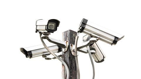 Kaimiņa uzstādītās novērošanas kameras terorizē ģimeni Engures pagastā. Tiesa lemj, vai tas ir likumīgi