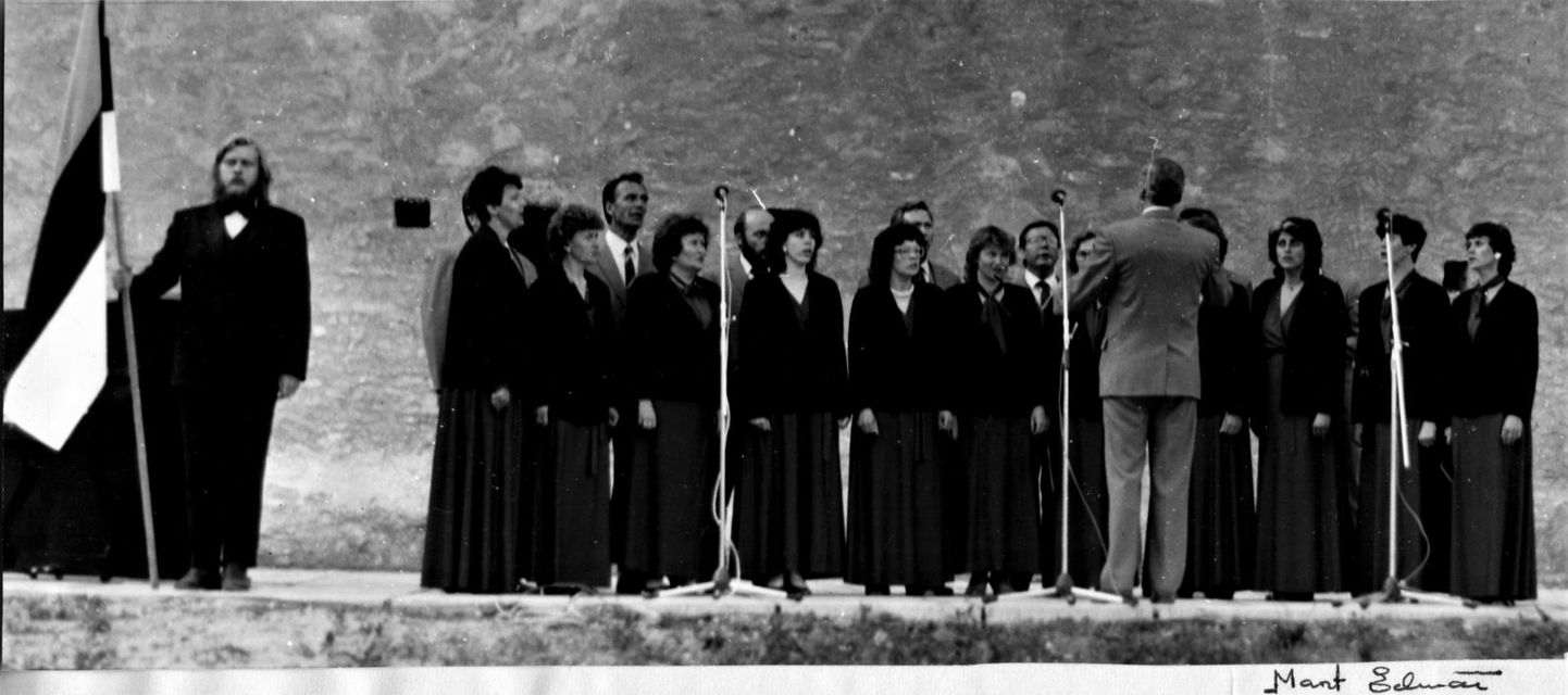 Kergemuusikakoor Solare laulab 14. juunil 1988 Rakveres Vallimäel, dirigent Jarmo Kiik. Laval on (vasakul) lipukandja Tiit Alte, kes sel ajal töötas tsemenditehase Punane Kunda ametiühinguklubi kunstilise juhina. 