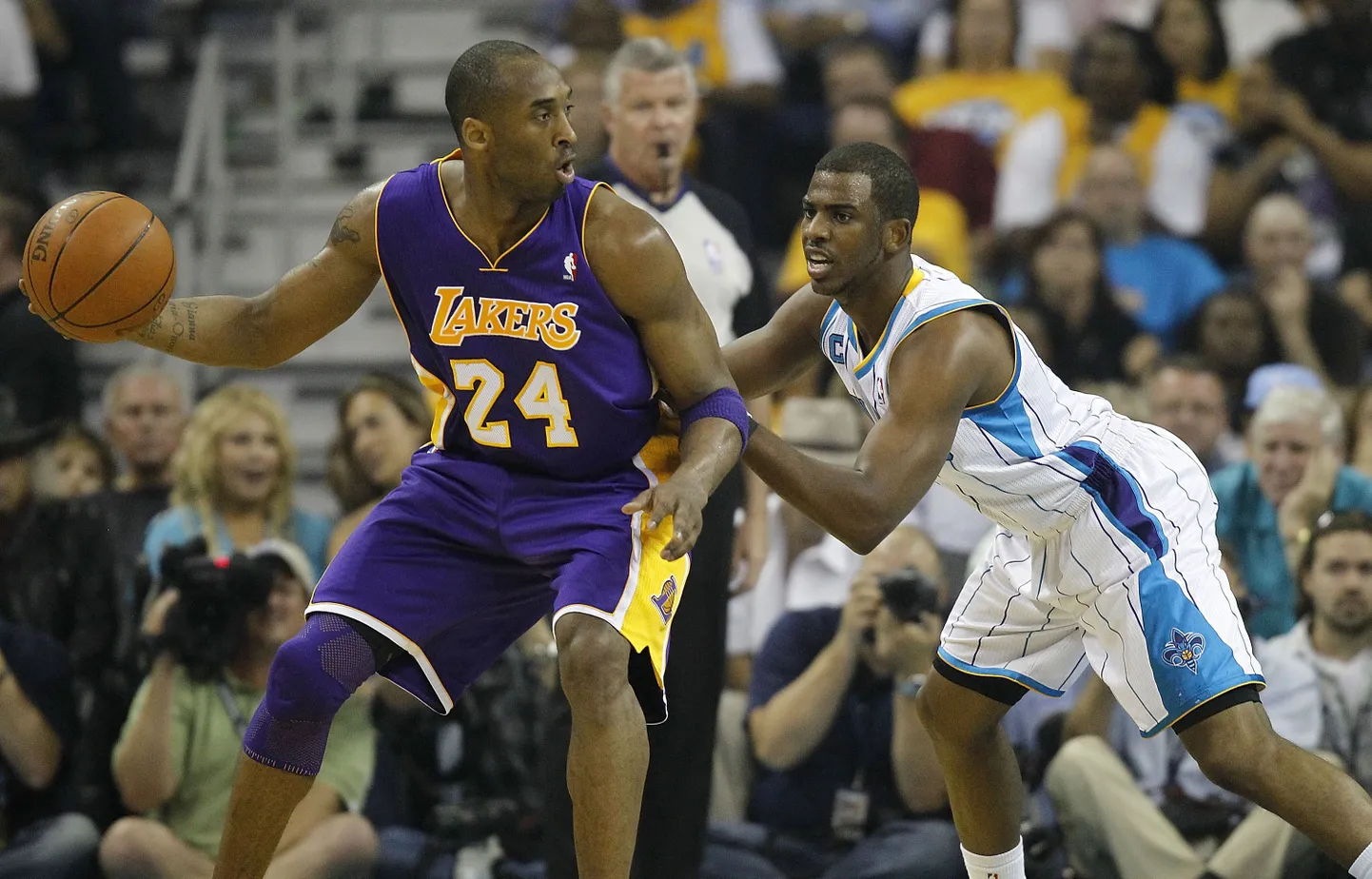 Chris Paul (paremal) takistamas Kobe Bryantit.