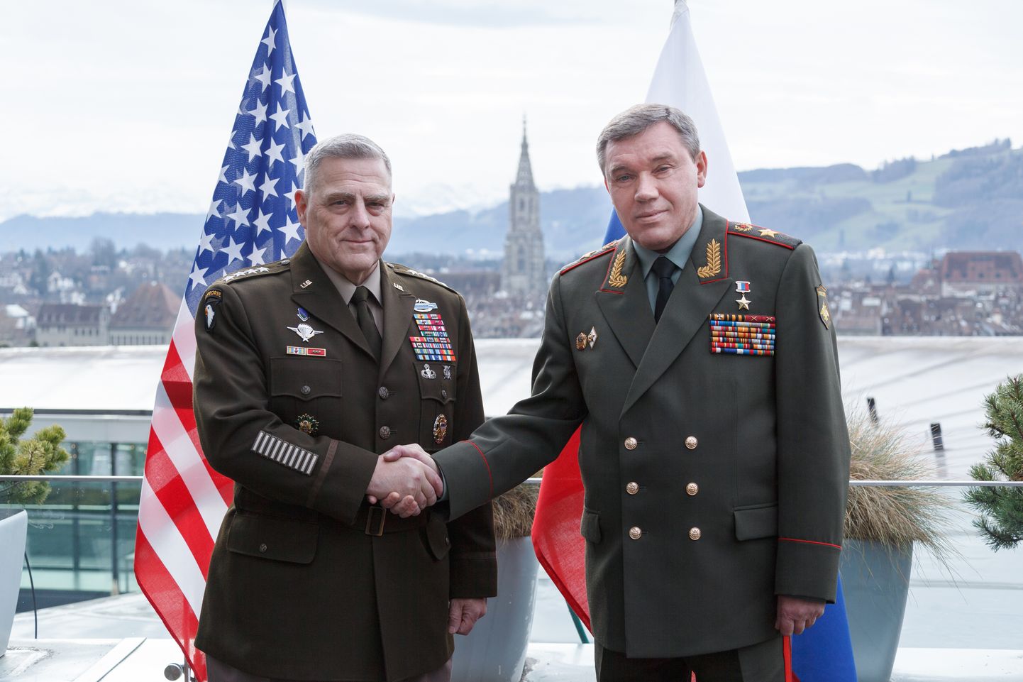 USA staabiülemate ühendkomitee esimees Mark Milley (vasakul) ja Vene kindralstaabi ülem Valeri Gerassimov (paremal) 2019. aastal kohtumisel Šveitsis.