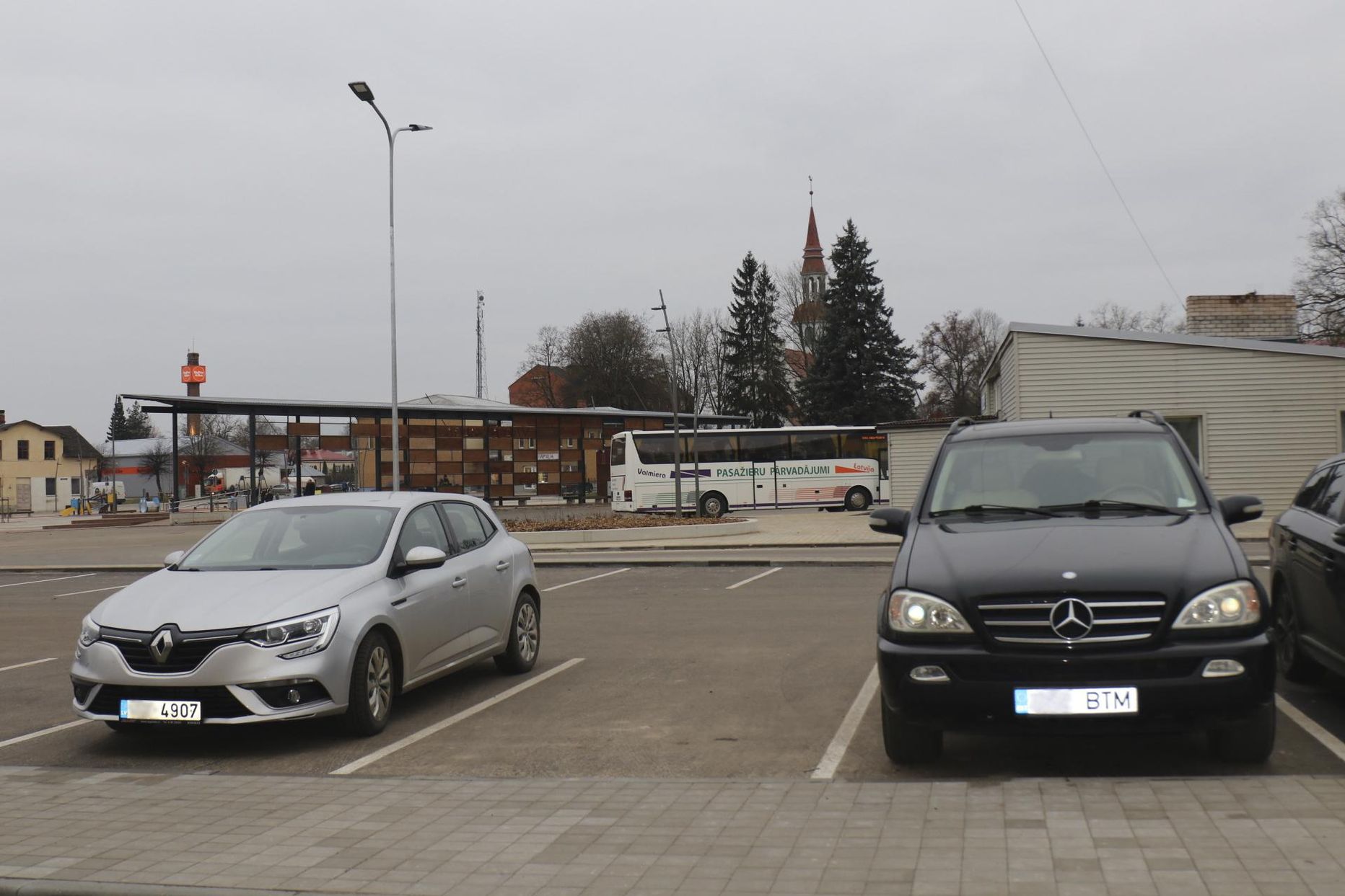 Автомобиль с эстонскими номерами на парковке многоквартирного дома в латвийской Валке.
