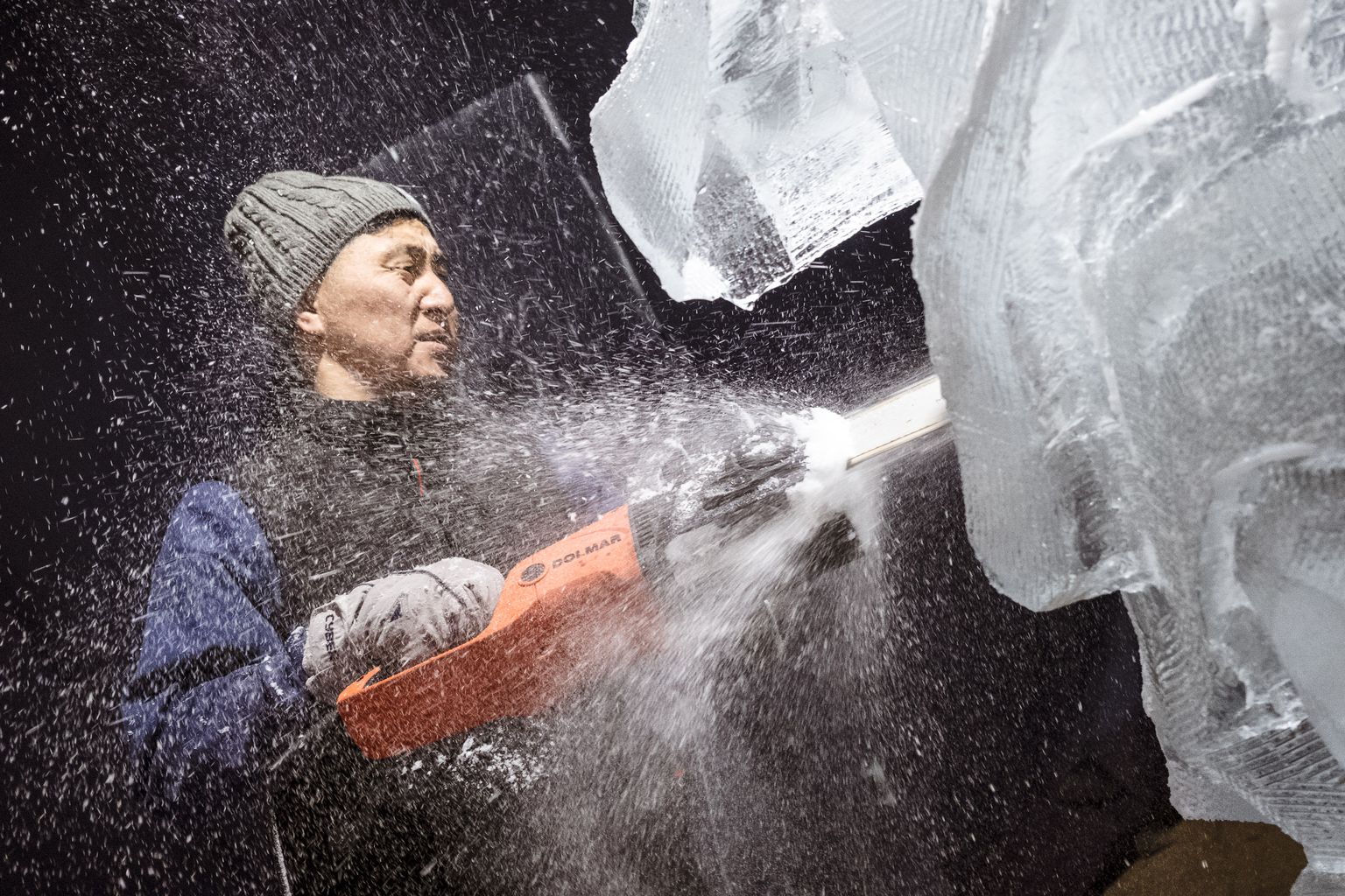 Создание ледяных скульптур для 24-го Международного фестиваля ледовых скульптур в Елгаве