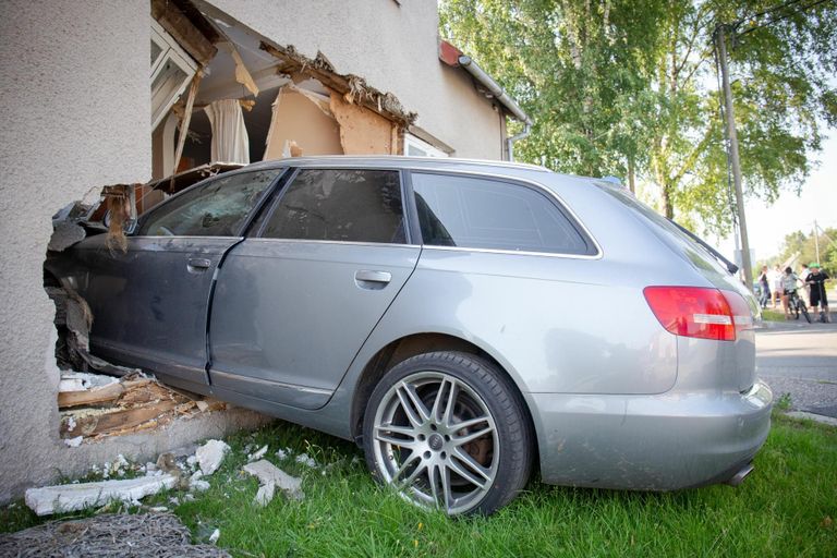 Pärnus Rohelisel tänaval sõitis Audi läbi seina majja sisse.