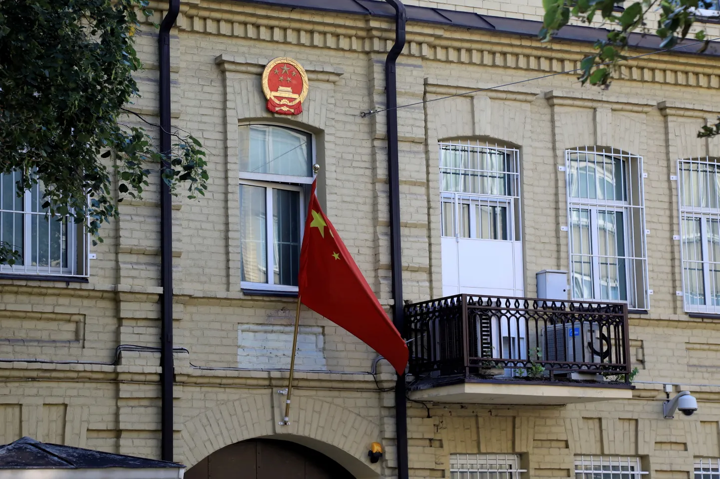 Китайский флаг на здании посольства в Вильнюсе.