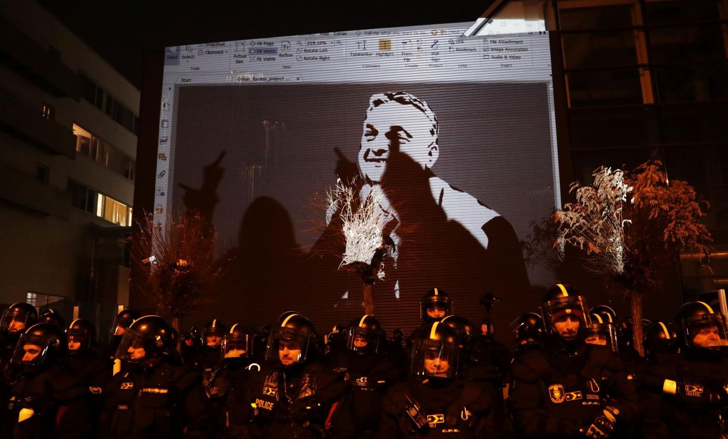 Esmaspäeva õhtul näitasid meeleavaldajad projektoriga Budapesti äärelinnas asuva Ungari avalik-õigusliku telekanali hoone seinale joonistust peaminister Viktor Orbánist. Esialgu pole protestid olnud nii suured, et valitsus peaks üleliia muretsema, kuid opositsiooni üksmeel ja protestijate raev on varasemast suuremad.