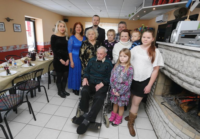 100-aastane Karl Vaher koos laste, lastelaste, lastelastelaste ja lastelastelastelastega.