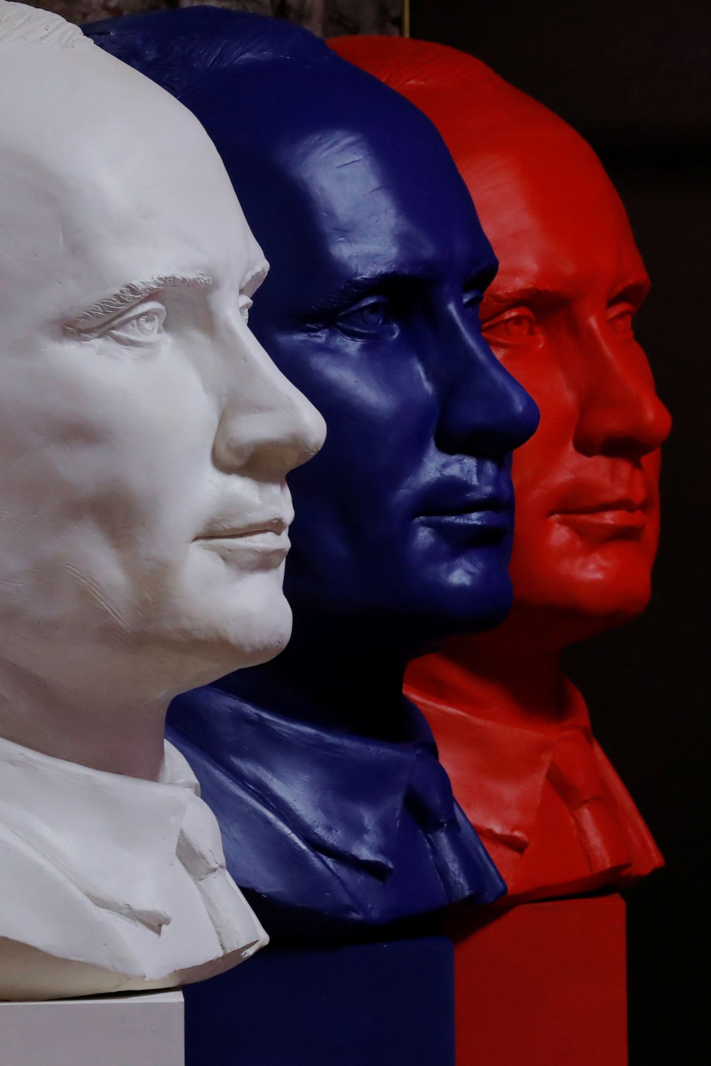 Taeies Moskva uue kunsti muuseumi UMAM näituselt «Superputin», kus on välja pandud 30 Vene kaasaegse kunstniku tööd Vene presidendist.