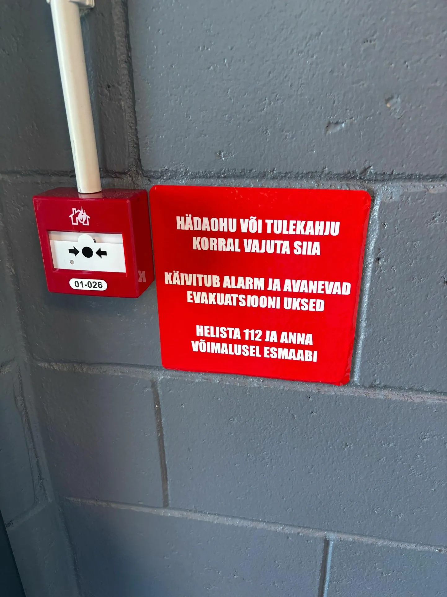 24/7Fitness spordisaalis on nüüdsest tulekahju häirenupu kõrval ka selgitavad tekstid, millal seda kasutada ja mida nupp teeb.