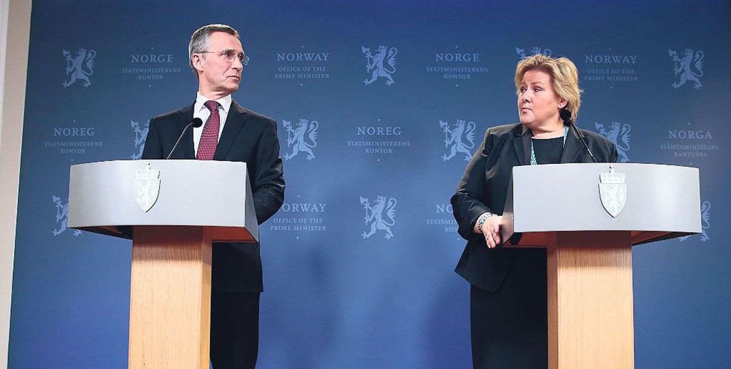 Norra endine peaminister Jens Stoltenberg (vasakul) ja praegune peaminister Erna Solberg ajakirjanike ees Oslos pärast Stoltenbergi valimist NATO uueks peasekretäriks. Stoltenberg asub ametisse 1. oktoobrist 2014.