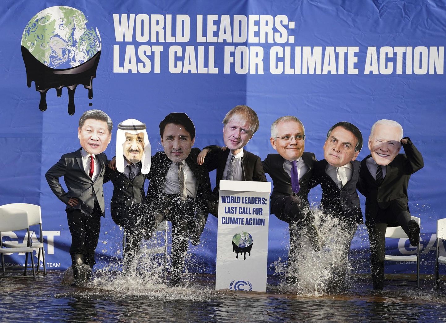 Teisipäeval ronisid maailma liidrite näo ette pannud kliimaktivistid koos COP26 pealavast tehtud koopiaga Glasgow’ Clyde’i jõkke.