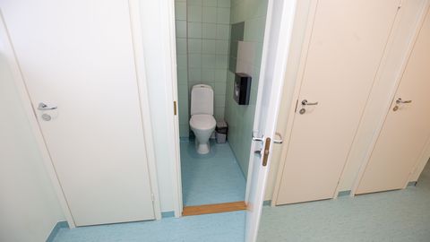Тело найденного в Хельсинки чиновника могло пролежать в туалете целую неделю