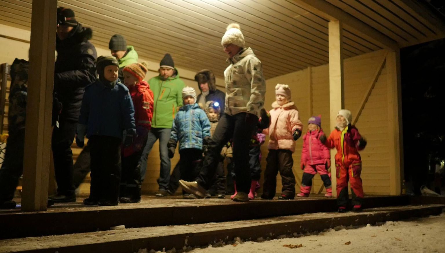 Tammsaare lasteaia Pöialpoisi rühma lapsed viisid isad õue trallima.
