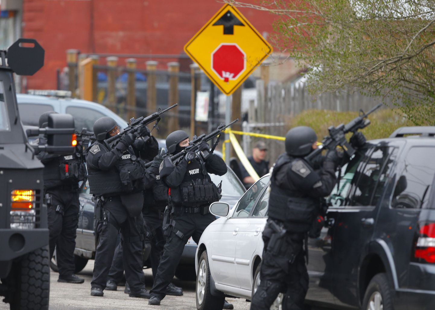 Politsei kammib sentimeetri haaval läbi Watertowni linnaosa.