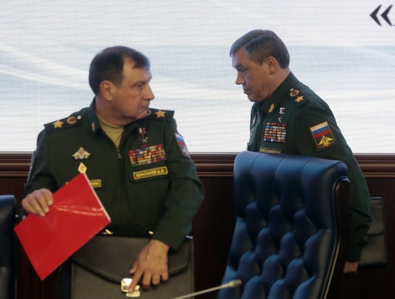 Tankimonumenti käis avamas Venemaa asekaitseminister Dmitri Bulgakov (vasakul).
