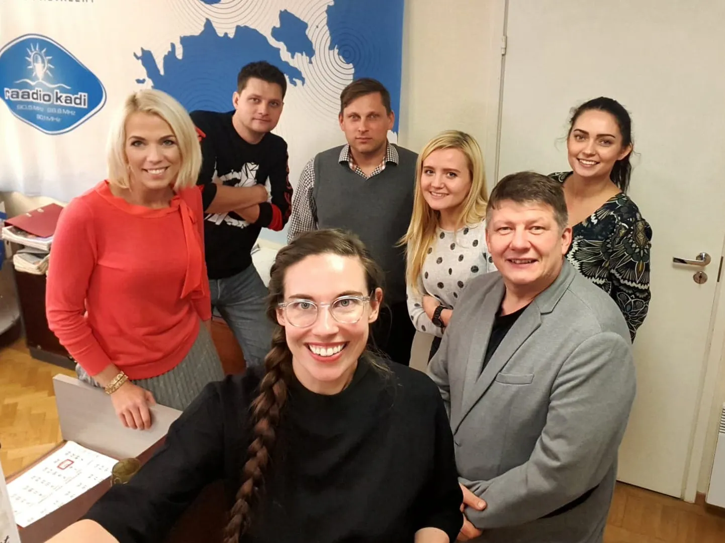 SELFIAEG! Ajakirjandusekspert sotsiaalmeedia alal Erin Clare Brown (esiplaanil) jäädvustas endaga ühele pildile Siret Läetsa, Maanus Masingu, Gunnar Siineri, Kertu Kalmuse, Anette Sanniku ja Väino Koorbergi.