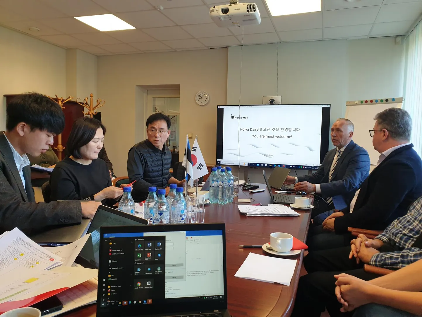 Korea delegatsioon eesotsas toidu- ja ravimiohutuse ministeeriumi esindaja Kwon Youngiga (laua osas) uuris kohtumisel Tere ASi juhatuse esimehelt Ülo Kiviselt, kust on pärit Põlva piimatööstuses kasutatav piim.