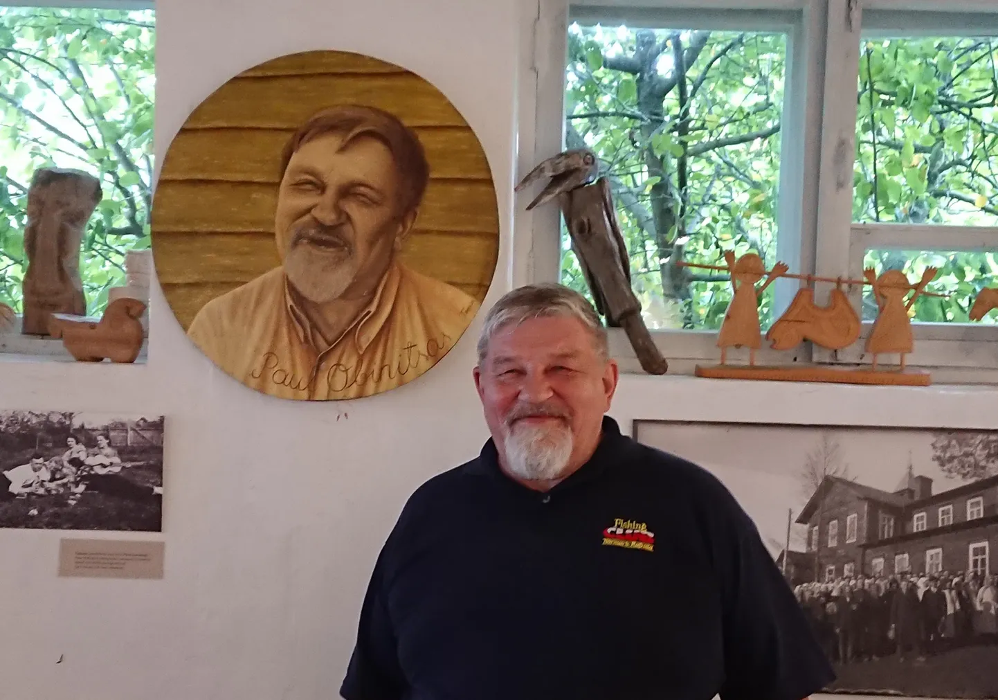 Paul Hagu Obinitsas, seto galeriis Halas Kunn, taustal Toomas Kuusingu taies Paul Hagust endast